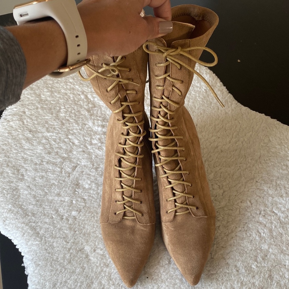 microsuede upper,
	Leather insole
     Rubber sole
	Side zip Silent D boots